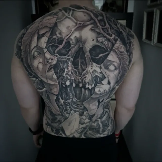 Tatuaje dark de espalda realizado por Safo Sepulcro