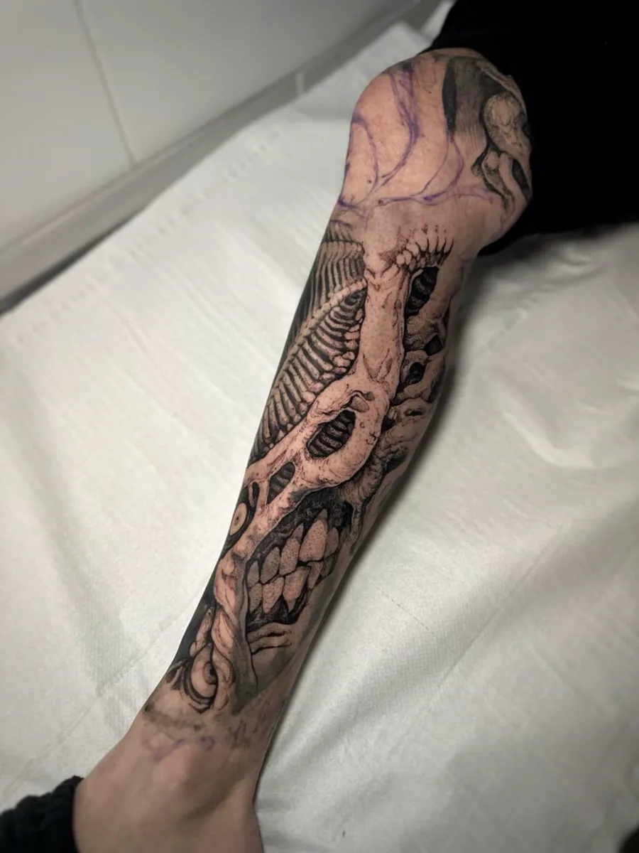 Freehand blackwork tattoo drawn on skin — Safo Sepulcro Barcelona